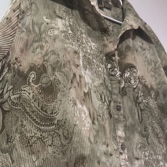 Green Patterned Button-Up Blouse - Picture 4 of 6